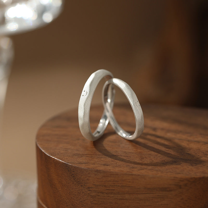 甜笑印記 | S999 純銀微笑情侶對戒 ✨ 簡約素圈萌趣設計，送女友的高級告白禮